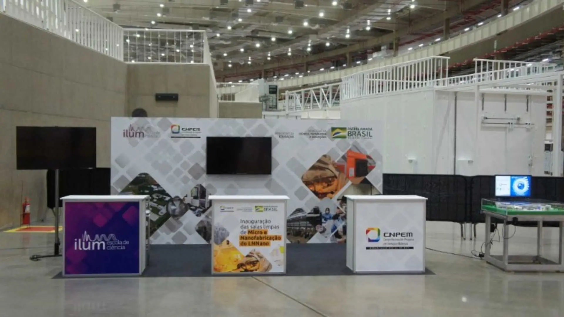 stands-balcoes-e-tvs-para-feiras-convencoes-e-congressos.