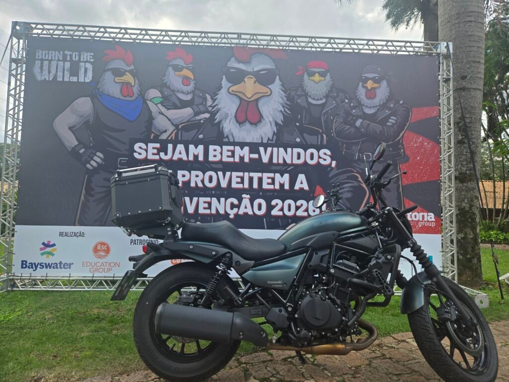 A principal característica dessa montagem é o aspecto mais "industrial" ou técnico, já que as treliças de alumínio emolduram a comunicação visual.